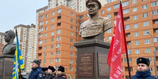 В Солнечном-2 открыли два бюста Героям Советского Союза В Солнечном-2 открыли два бюста Героям Советского Союза