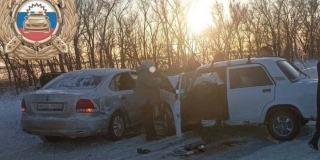 Под Ершовом при столкновении «Фольксвагена» и «семерки» погибла женщина Под Ершовом при столкновении «Фольксвагена» и «семерки» погибла женщина