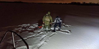 В Энгельсе на Волге спасли двоих мужчин на сломанной мотособаке В Энгельсе на Волге спасли двоих мужчин на сломанной мотособаке
