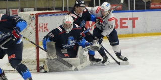 «Кристалл» дважды вел две шайбы и проиграл «Кристалл» дважды вел две шайбы и проиграл