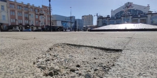 Власти Саратова подали иск в суд из-за разрушающейся плитки на Аллее роз Власти Саратова подали иск в суд из-за разрушающейся плитки на Аллее роз