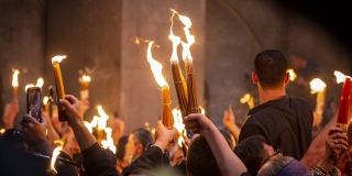 Благодатный огонь сошел в храм Гроба Господня Благодатный огонь сошел в храм Гроба Господня