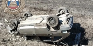 В Базарно-Карабулакском районе «ВАЗ» слетел с дороги и перевернулся на крышу В Базарно-Карабулакском районе «ВАЗ» слетел с дороги и перевернулся на крышу