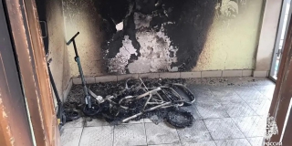 На Некрасова в подъезде дома загорелись детская коляска и самокаты На Некрасова в подъезде дома загорелись детская коляска и самокаты