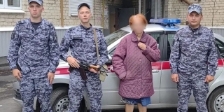 В Балашове росгвардейцы нашли заблудившуюся бабушку с потерей памяти В Балашове росгвардейцы нашли заблудившуюся бабушку с потерей памяти