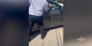 В Энгельсе сотрудник ГАИ спас грудничка из запертого автомобиля под солнцем В Энгельсе сотрудник ГАИ спас грудничка из запертого автомобиля под солнцем