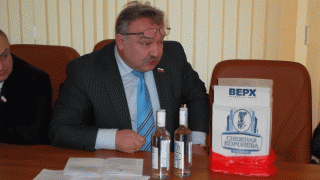 Саратовский депутат принес на заседание ящик водки, чтобы показать «никчемность» сухого закона