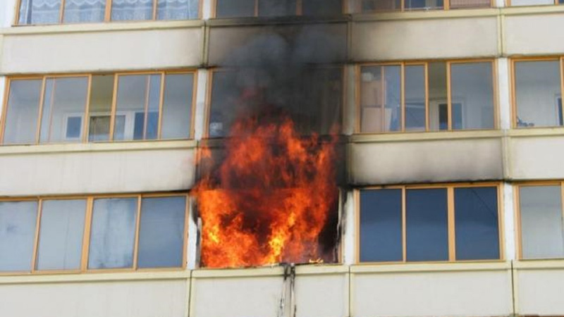 Пожарные эвакуировали 30 человек из энгельсской многоэтажки