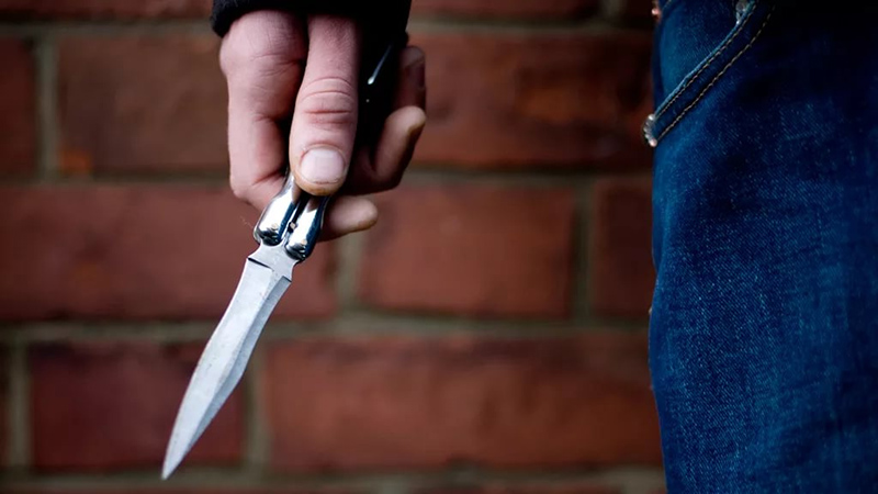 В Саратове двое парней с ножом напали на подростка