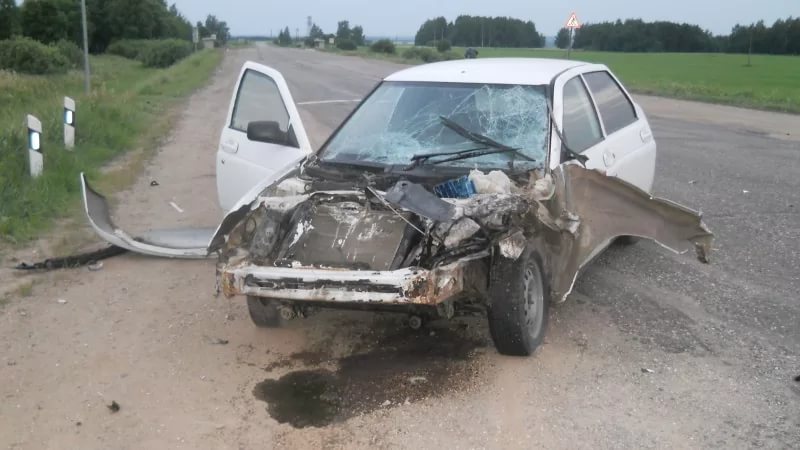 Легковушка опрокинулась на трассе в Саратовской области: погибла пассажирка