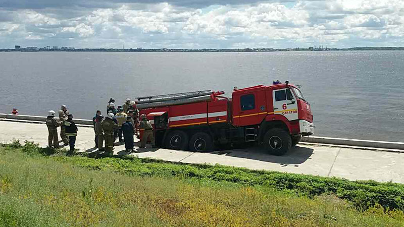 На набережной Саратова пожарная машина провалилась под асфальт