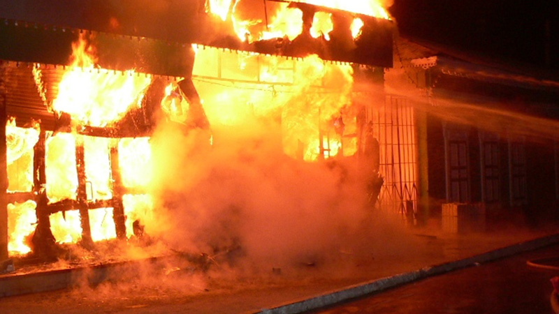 В Саратове ночью произошел пожар в аптеке на Рахова
