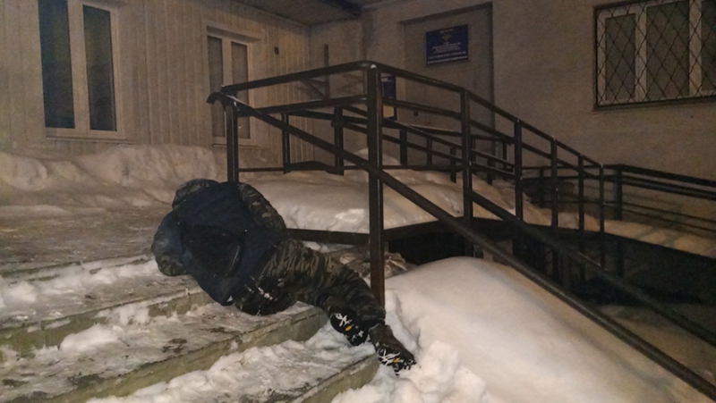 Саратовец едва не замерз на крыльце полицейского участка в Подмосковье