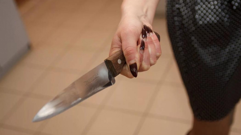 Под Калининском пьяная женщина 6 раз ударила своего мужа ножом