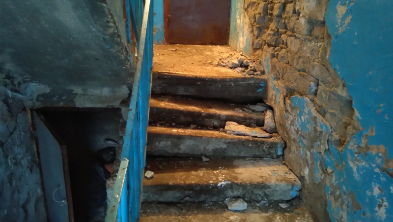 Жильцы дома на улице Брянской опасаются обвала лестницы в подъезде