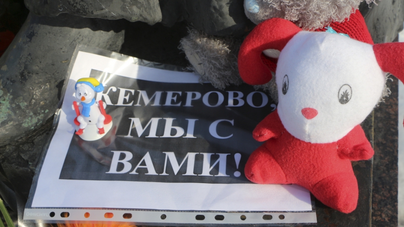 Трагедия в Кемерове. Саратовцы принесли цветы и игрушки к памятнику Первой учительницы