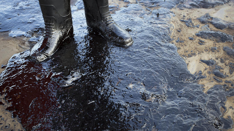 В Балаковском районе авария на нефтепроводе привела к загрязнению земель