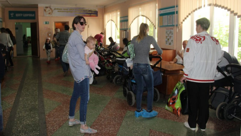 В энгельсской больнице детей кормили за ширмой, в холле парковали коляски