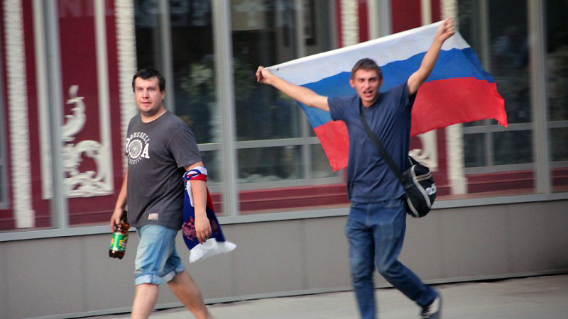 По улицам Саратова идут ликующие футбольные болельщики