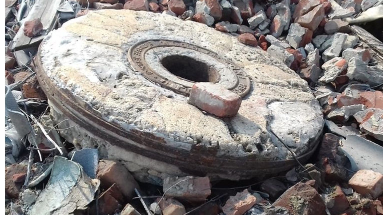 В Аткарске 100-летний жернов нашли в строительном мусоре и отдали музею