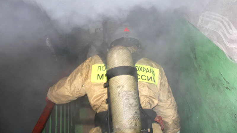В Ершове пожарные тушили горящий подъезд пятиэтажки