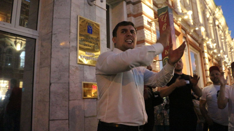 Участники протестного митинга у здания правительства кричали Радаев, выходи!