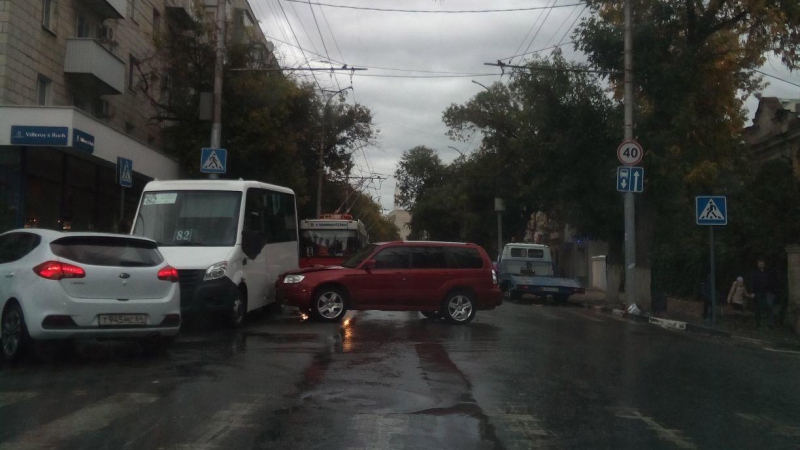 На Чернышевского перекрыто движение троллейбусов из-за ДТП с маршруткой
