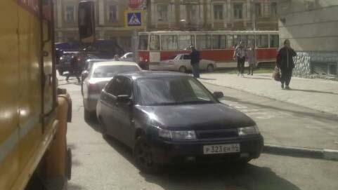 В Саратове из-за попадания вагона в зону обесточки массово встали трамваи