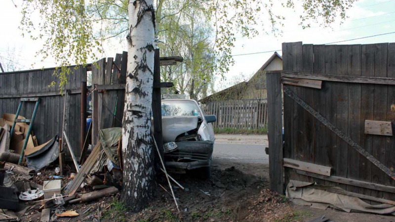 Автолюбитель влетел в забор на улице Красного Бойца и покалечил пассажирок