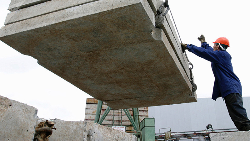 В Энгельсе на Шуровой горе бетонная плита придавила строителя