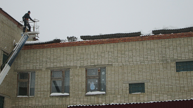 Рухнувшую крышу школы в Новоузенске планируют восстанавливать еще 15 дней