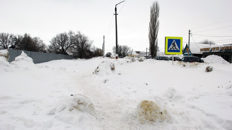 В Ершове спустя 2 недели после снегопадов «забыли» почистить тротуары и дороги