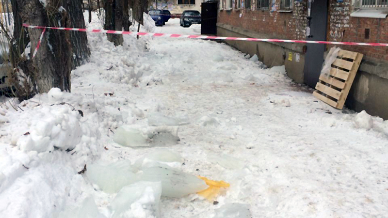 В Энгельсе два чиновника получили наказание за гибель старика от глыбы льда