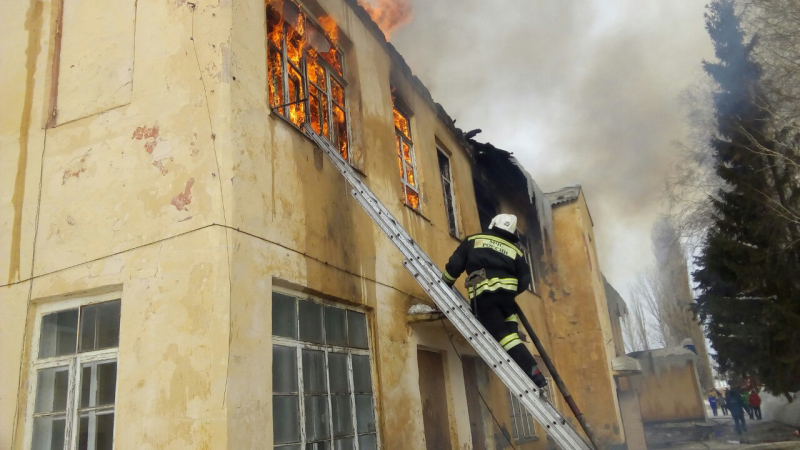 Двое пожарных пострадали при тушении храма в Балашове