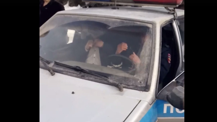 В Балакове сотрудники ДПС задержали водителя из-за вопроса о причине остановки
