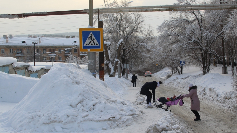Прокуроры заставили чиновников очистить дороги Пугачева от снежных валов 
