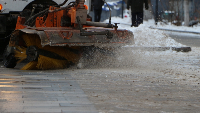 В Саратове участки четырех улиц перекроют на ночь для уборки снега