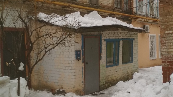 В центре Саратова рухнувшая глыба льда разрушила пристройку жилого дома
