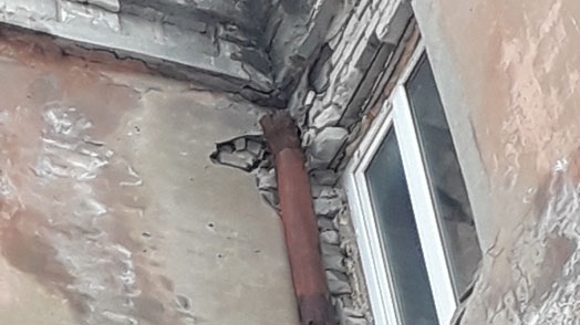 Жильцов дома на СХИ пугают выпадающие из фасада кирпичи