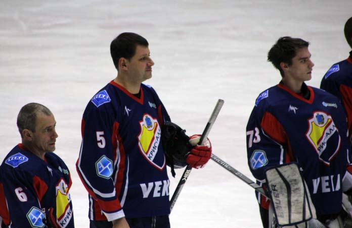 Саратовский министр и депутат победили в хоккейном матче