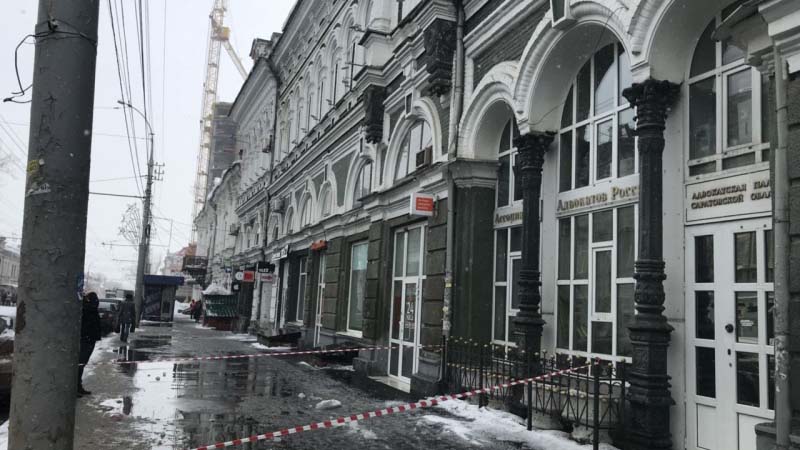 Чиновница Саратова о гибели пешехода от глыбы льда: Обслуживающая дом УК существует номинально