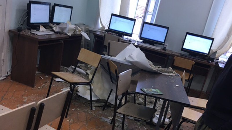 В саратовском колледже потолок обвалился на 17-летнюю студентку. Подробности
