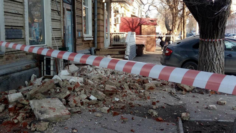 Чиновники назвали причину обрушения фасада старинного дома на Киселева