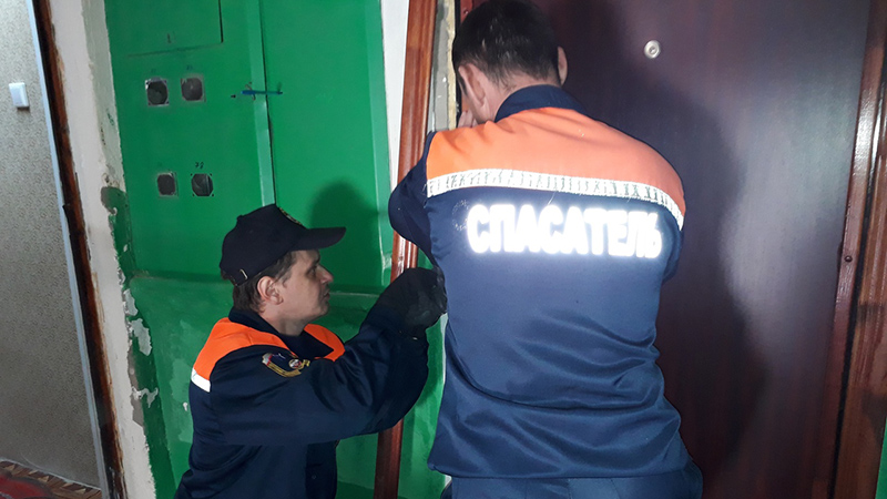 В Пугачеве спасатели освободили женщину, запертую ребенком на балконе