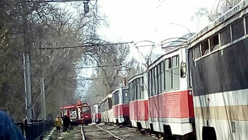 Трамваи маршрутов №9 и №10 остановились из-за ветки в пантографе вагона
