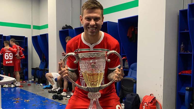 Футболист Смолов выиграл первый трофей в карьере и посвятил его маме