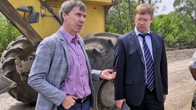Депутат Рогожин изучил в Петровском районе новую для Саратовской области технологию капитального ремонта дороги