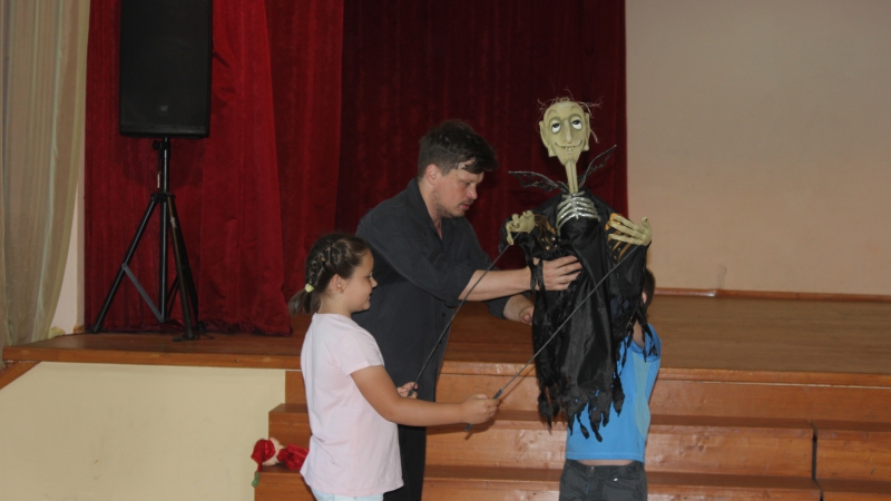 Школьники учились управлять куклами из театра «Теремок»