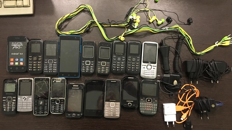 В Красноармейском районе пытались перебросить в колонию 18 телефонов