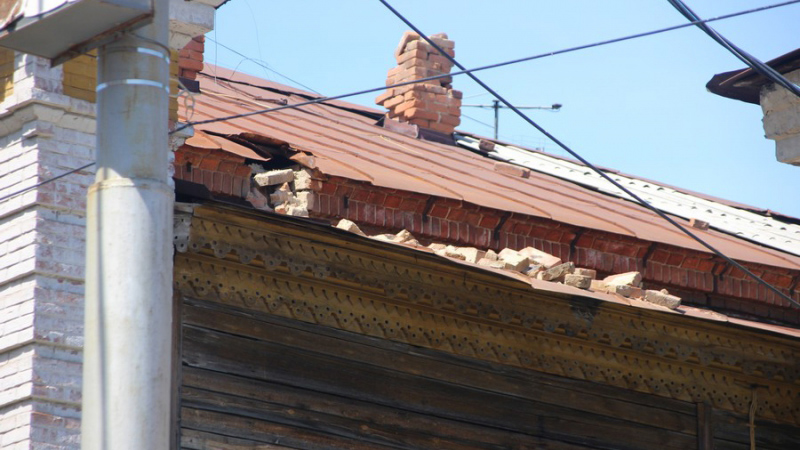 Чиновники призвали УК отремонтировать 138-летний дом с выпадающими кирпичами